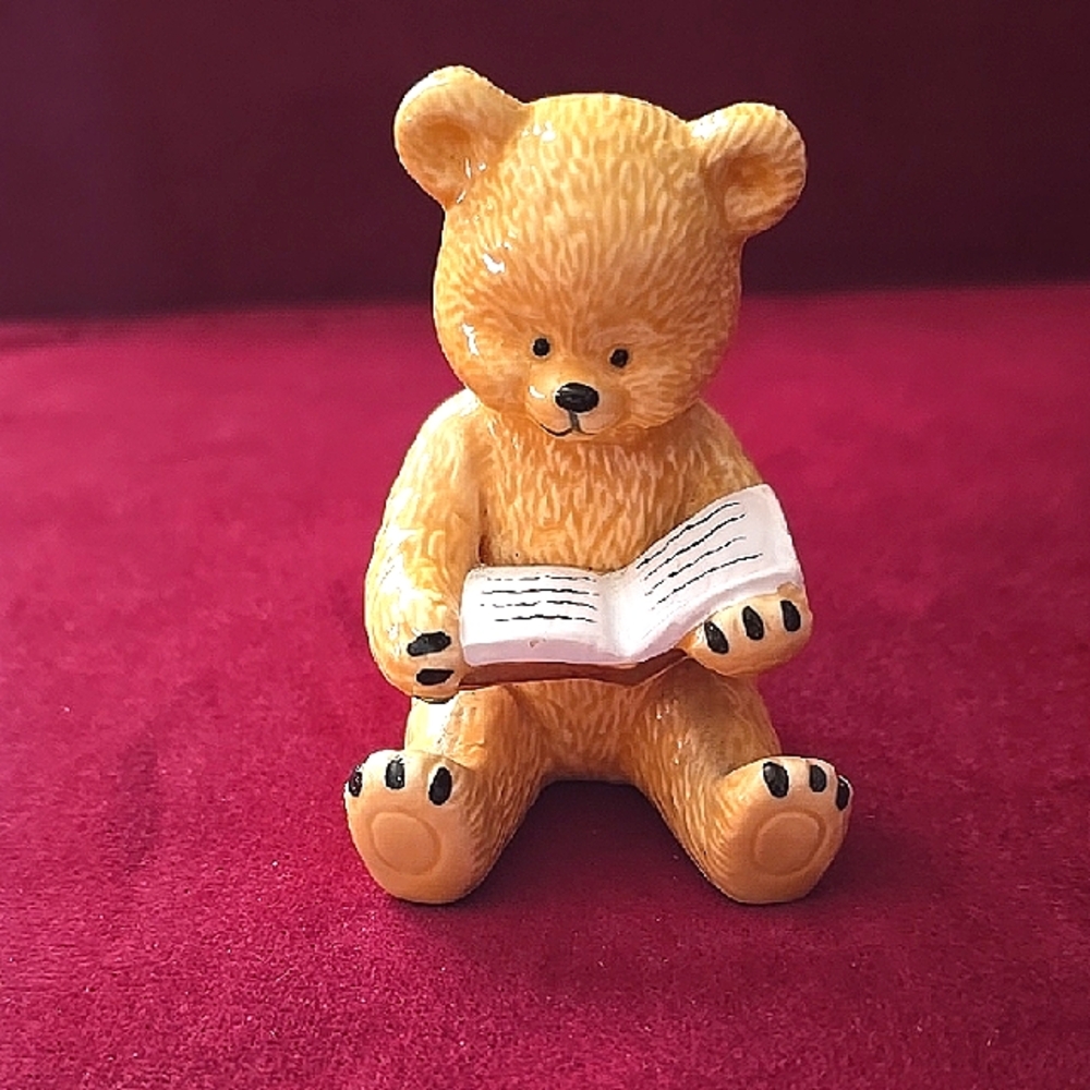 Sweet Danbury Mint Teddy Bear Fine Bone China Collection "Well-Read Bear"